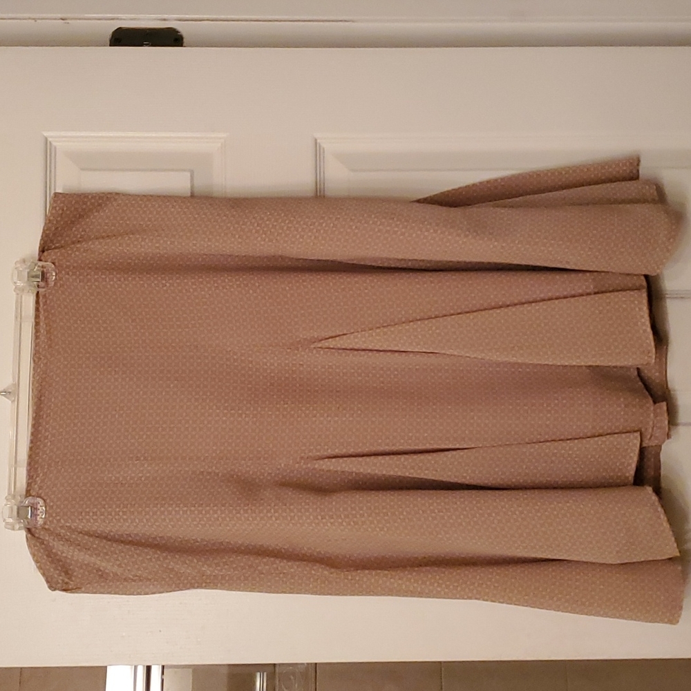 Beige/white patterned skirt